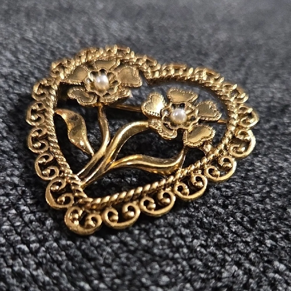 Gold‎ Tone Floral Heart Brooch